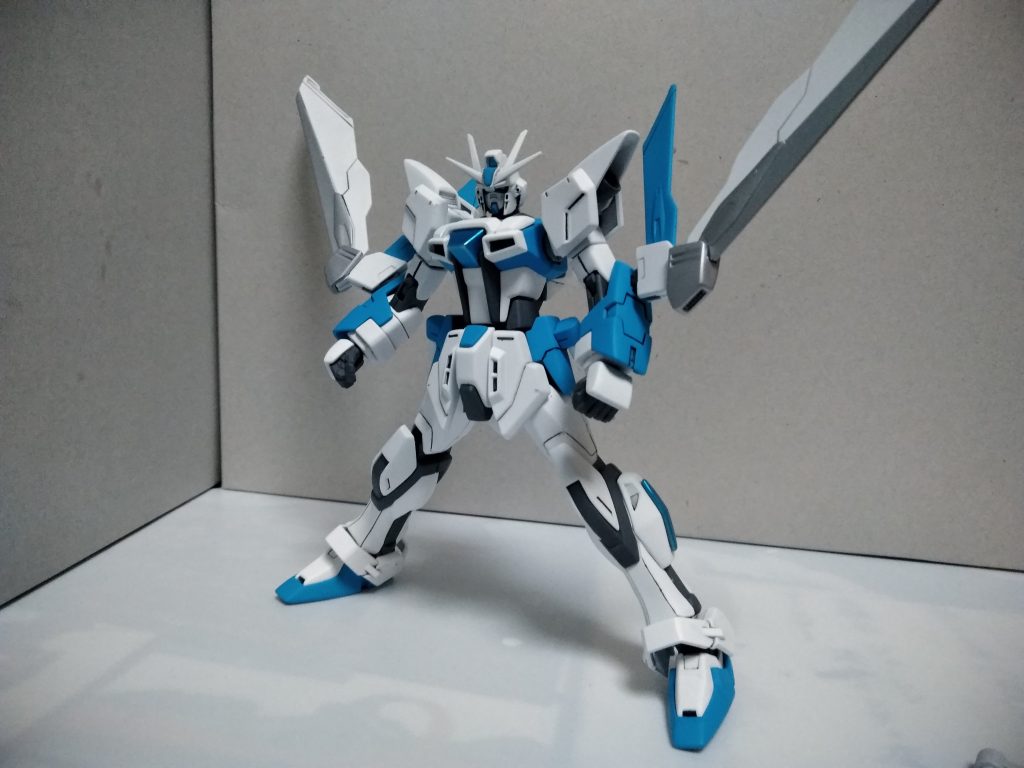 武装③ ウイングブレード
・名前の通り、翼のウイングはブレードとしても機能します。
・リーチが長く、大剣を装備した相手に対して有効。

※今回はビームサーベルとシールドは特にギミックがないので紹介は省きます。