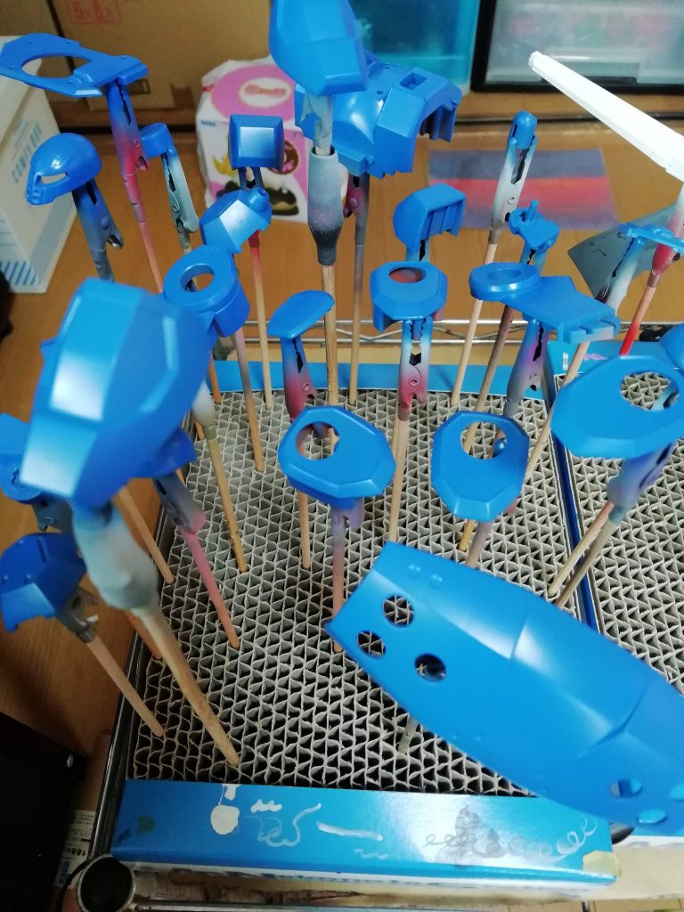 青色の調色が意外と難しい。色が渇くと更に色が変わるので、そのあたりも考えながら色を混ぜないといけなかったです。