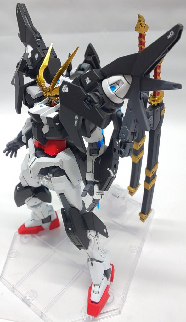 かつてのスサノオやマスラオを彷彿とさせるシルエットに似せた感のあるグラハムガンダム。
フェイスやカラーリング等、グラハム本人の意向が反映された機体となっております。
背面に装備されたGNスラスターバインダー基部にGNドライヴSV一基、両肩にGNドライヴSV2基のトリプルドライヴ(グラハムはトリニティドライヴと呼称している)駆動です。
搭載されたGNドライヴは全て新型のもので、発光色は蒼なので、GNコンデンサーやGNスラスターバインダーも蒼になっています。
機体名はグラハム自身が命名したもので、『これ以上のグラハムガンダムはない!!』という意味のようです(本人談)。
新たに与えられた4機のガンダムのうち、
【無敵!!】(グラハム談)
・・・が、このグラハムガンダムのコンセプトになります。