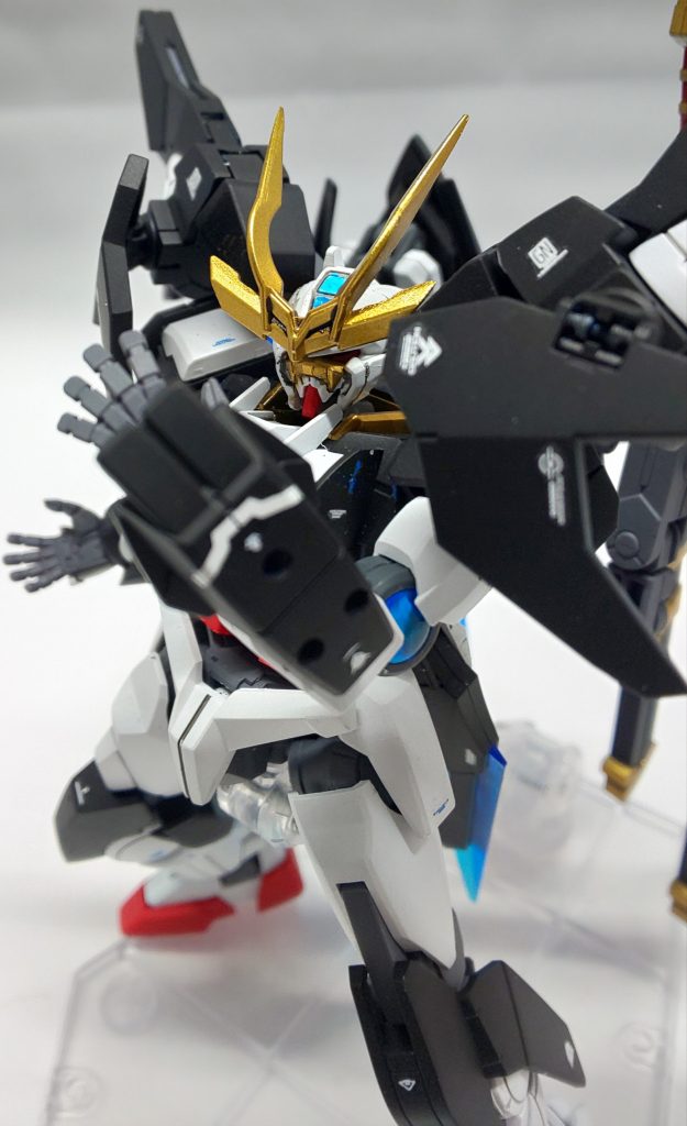 左腕にはナックルガードが装備されており、いざ殴るときは拳をガードしつつ肉弾戦も出来るようになってます。