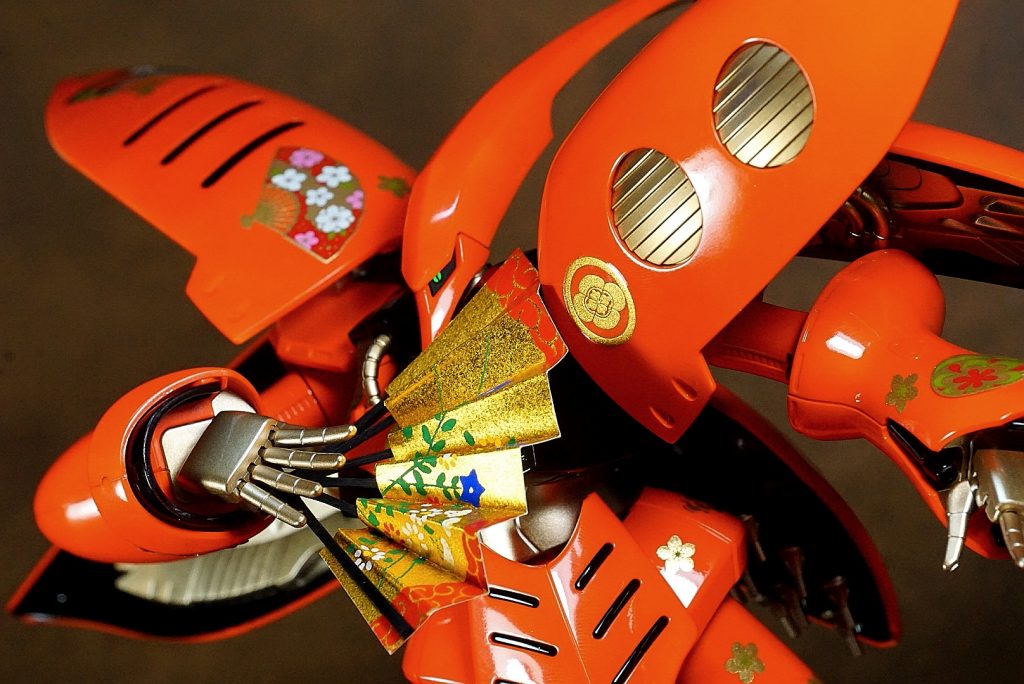 市販の扇を持たせて。
今友人は黒色の漆器キュベレイを作ってます。並べて置くのが楽しみです。