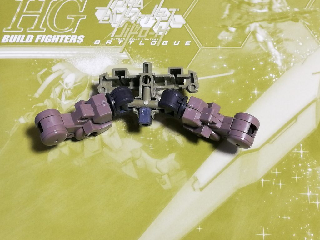 股はボールジョイントを全カット。3mm穴を開け、T字型ランナーを仕込みました。
その後別キットの股関節を流用して可動域を広げます。私は余ってたダブルオーガンダムの股パーツを使いました。
最下部にはスタンドで浮かせるための穴として、ポリキャップを嵌めました。

改造工程は以上となります。
わかりづらくてすみませんm(_ _)m