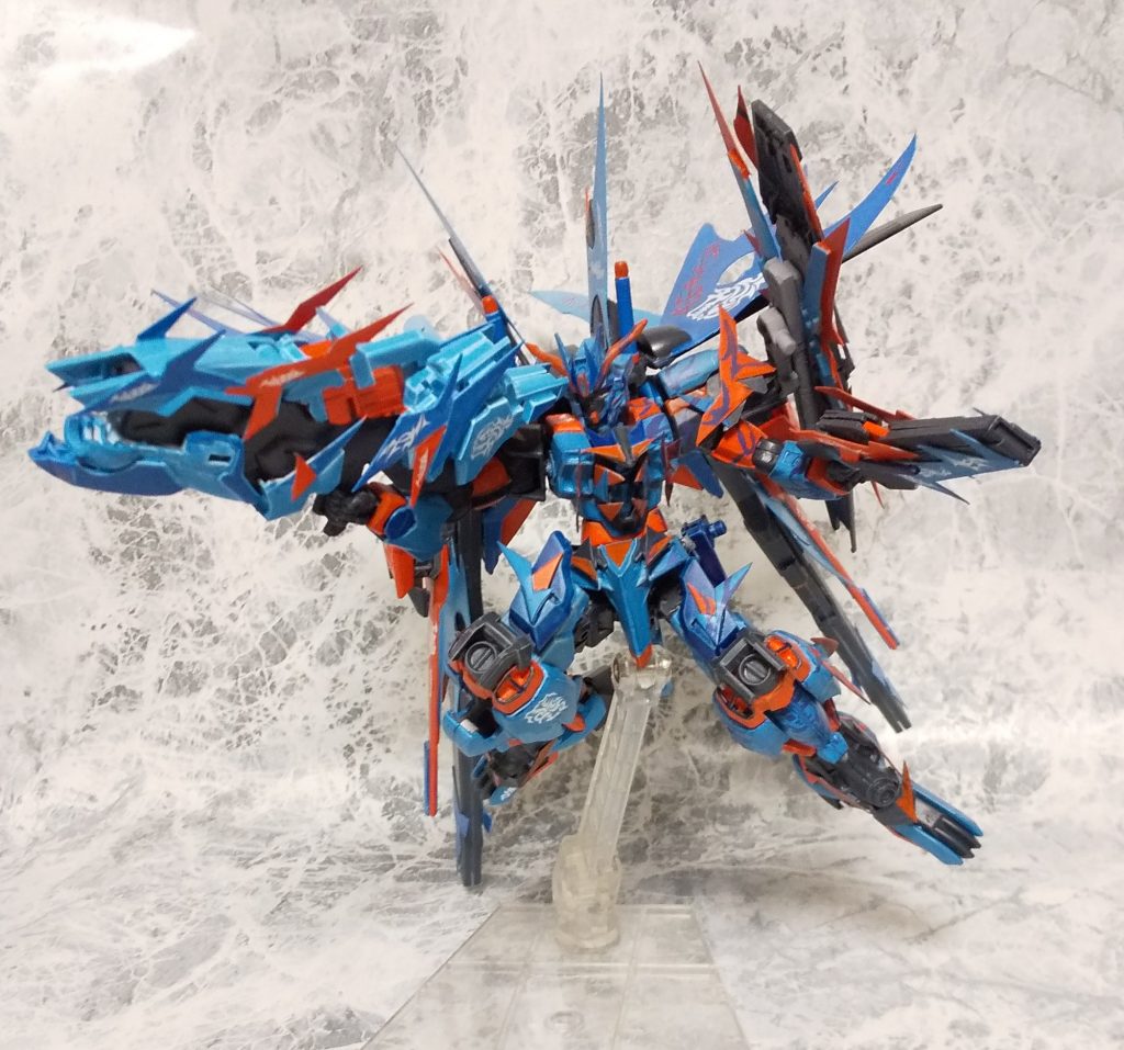 主兵装のバイティングブラストは実体弾をビームで包み、撃ち出すと言う特殊タイプ。