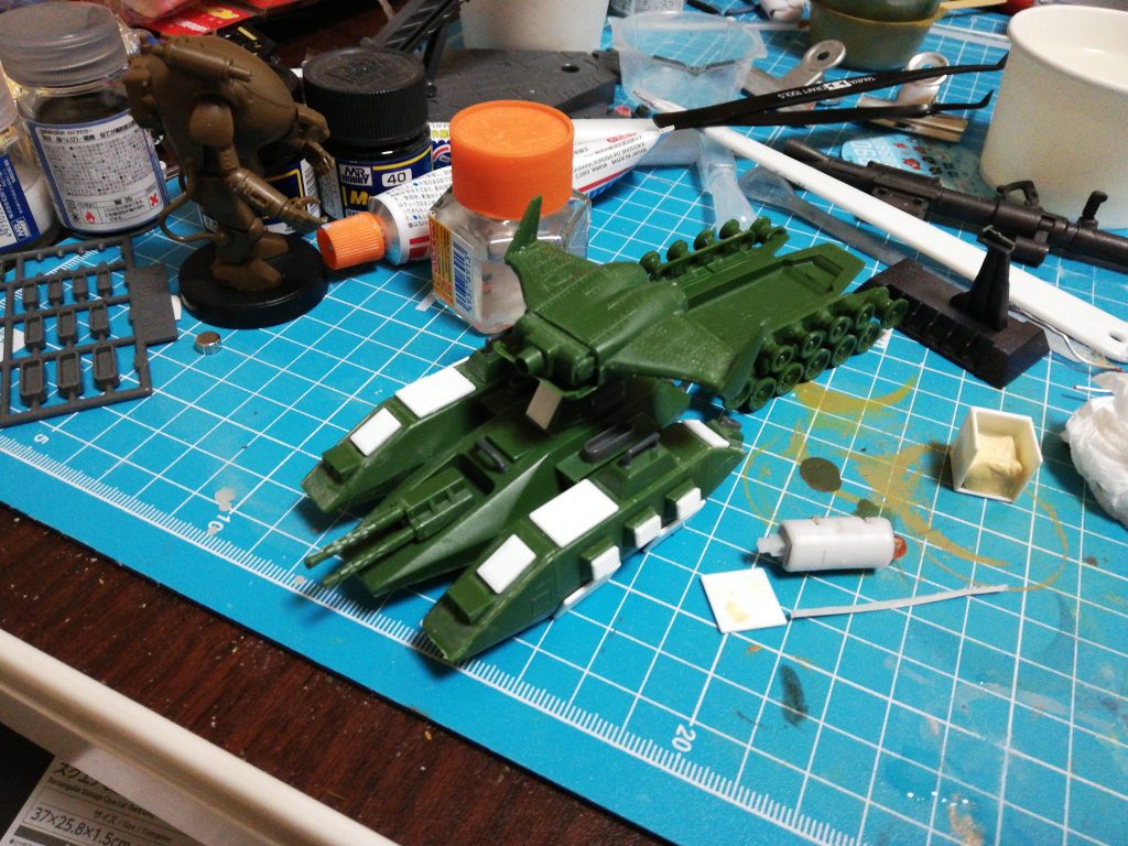 こんな感じでビルダーパーツのハッチをペタペタやってます。プラ板をきれいに切り取るのが苦手なので金で解決。