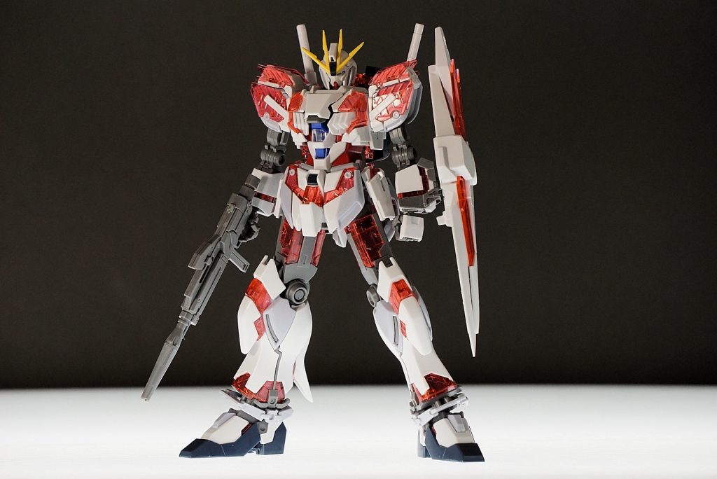 比較用に素組。正直お腹のコアファイターの色は邪魔です。ここの色を他と統一すると引き締まったように思います。
塗装と各所にメタルビーズを埋めただけて簡単に終わらせました。