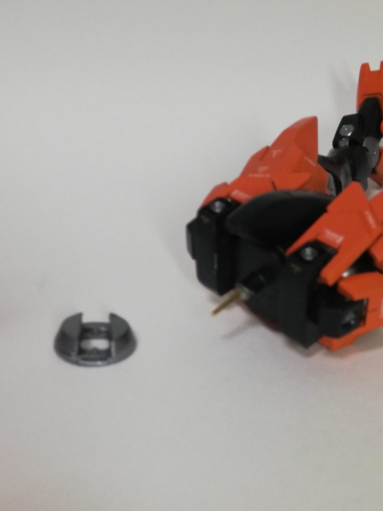 (ピンぼけしてやがる…)
カットした円形パーツは接着剤で繋げて、腰側にも1mm穴を開けて、真鍮線を通しました。
これで胴体側に真鍮線を通せば、隙間を開けたことにもより、上下スイングが可能となります。