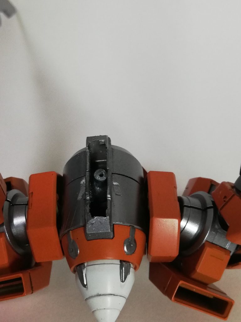 腰は胴体にボールデンアームズのボールジョイント大の凸凹パーツ両方を仕込み、中心に1mmの穴を空けました。
胴体とい一体になってた円形のパーツはカット。カットした断面は隙間を開けるため削ります。