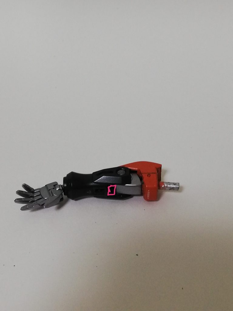 肘は銀関節部をカット。オレンジ部にポリキャップを仕込み、プラ棒を通します。
腕のピンクで囲ったとこをカットすることにより、可動域を広げてます。