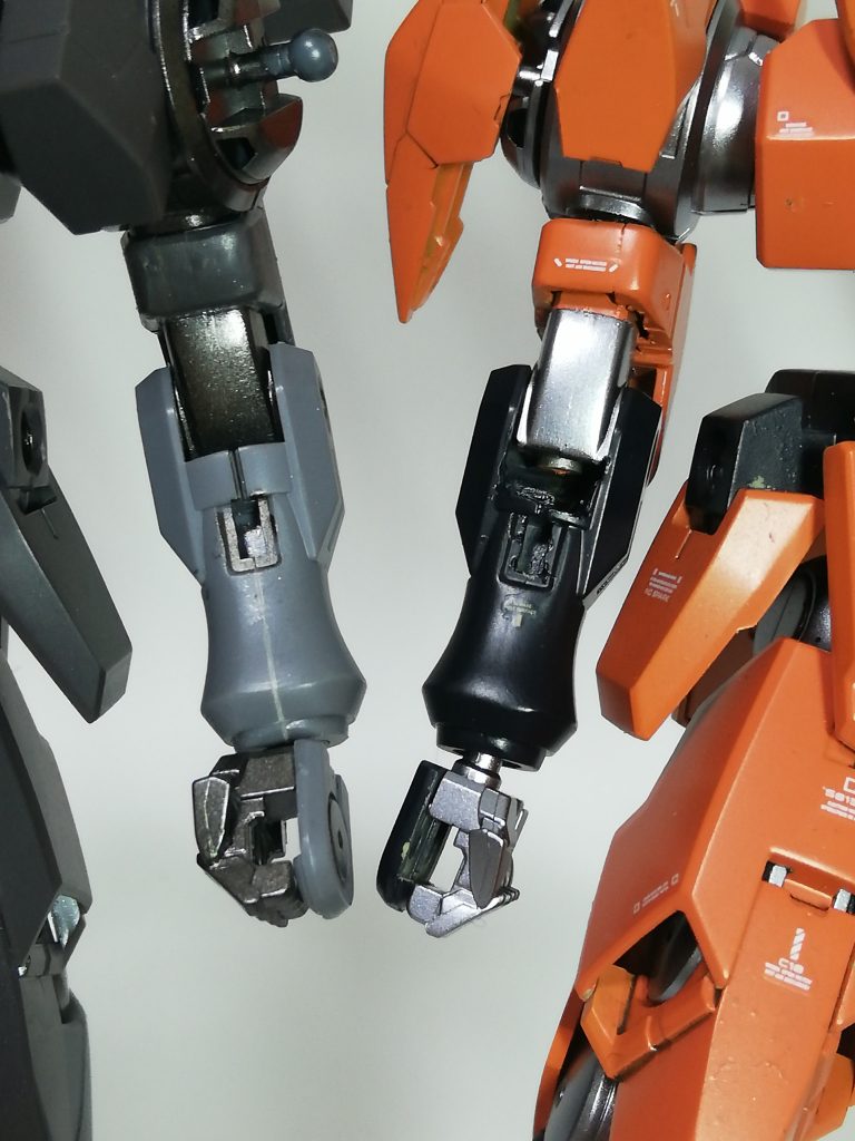 無改造機と比較すると、腕上部はカットされ、若干プラ棒がはみ出てるのがわかるかと思います。