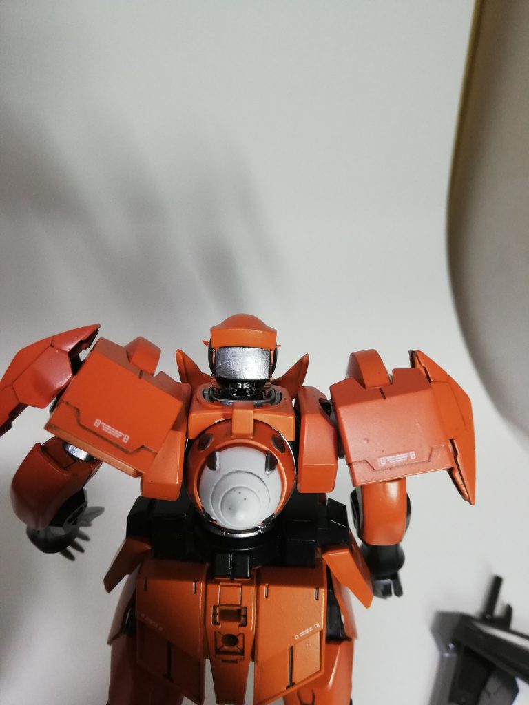 改造は首、腰、肘、股に施しています。
首は襟をカットし、頭部の後ろ側を削ることで可動範囲を拡大しています。