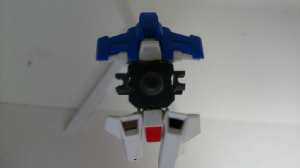 側面の部分は切り取ってボールデンアームアームズのジョイントパーツ(小)の凹側を接続ピンの切り取って接着