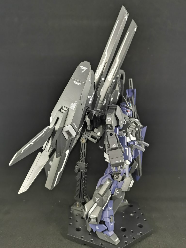 横から。 ご覧の通り背負いものが大きいので背面もスタンドで固定しています。