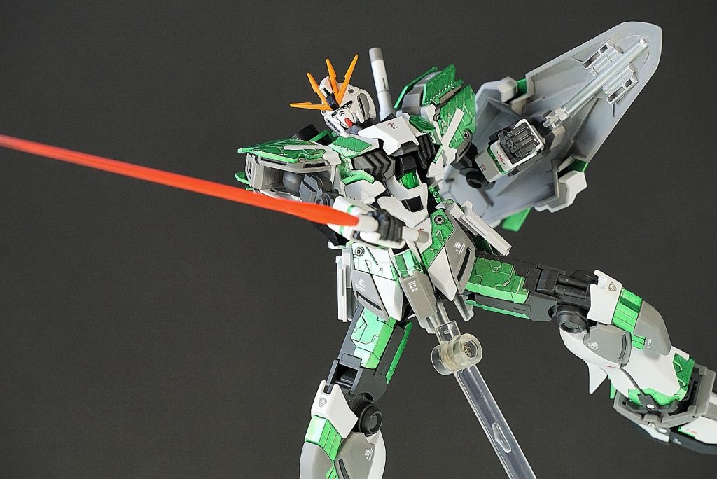 やはり緑にするとすごく涼やかというか、優しい印象になると思います。
サイコフレームはキャンディの上にプリズムパープルグリーンを吹いてみましたが、いまいち変化なし！
難しい塗料でした。