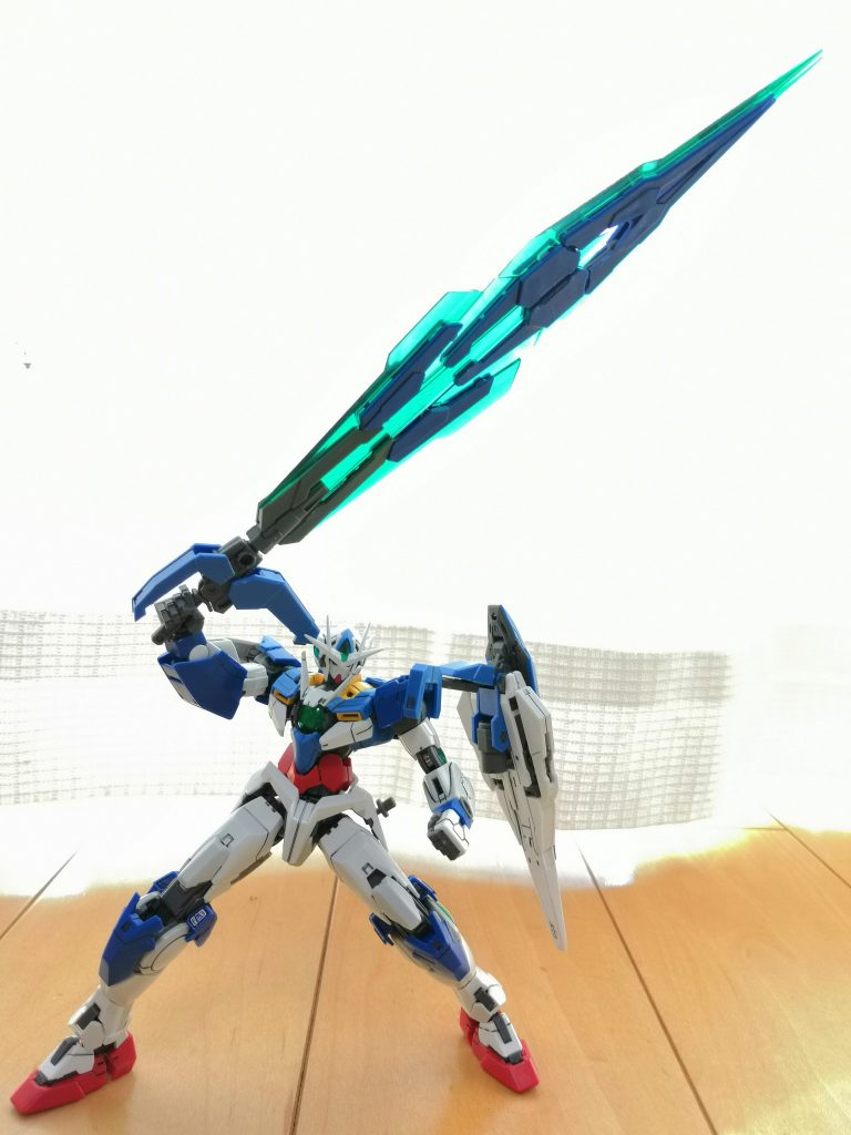 スタンドがなくてもバランス取れば
ソードを構えて自立可能です。