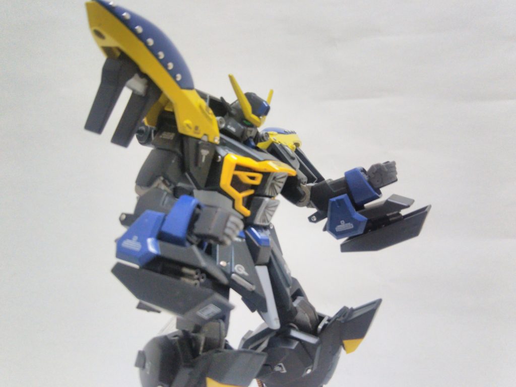 近、中距離武装
ビームサーベル×2
アサルトカービン×2
110mm肩部マシンキャノン×2
椀部3連装ガトリング×2