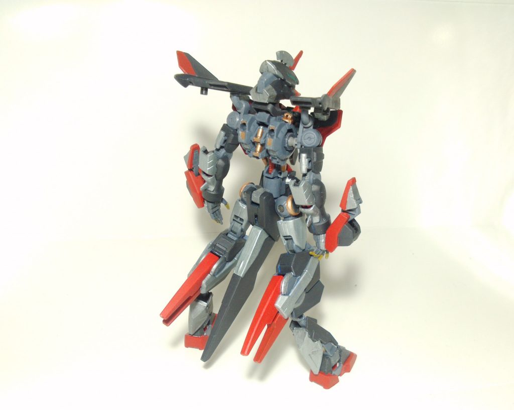 うしろ。

## ◉発見の経緯
聖王国第41次魔獣域進軍の際に制圧したオートメーション工場において、戦利品として回収。
発見当時は画像の物とは違った姿であり、画像のような姿になった理由は後述する。

おそらくは実験機で、試し尽くした後に工場の動力となったのだろうと予測された。
気味悪がった聖王国の政治家により、都市同盟の正規軍に売り払われる。
その後、売り払われた先の研究機関にて調査が開始された。

発見当時は魔獣形態を取っており、獣操機の起源的な古操兵と位置づけられた。
しかし、人型形態のプログラムがサルベージされ、二種の混血種としての性質を持つ事が判明。
さらに調べると*故障したAI*が見つかり、「操兵にして鋼魔獣」という実態までもが明らかになった。
幸い、この機体が工場内部から出ていた痕跡は無かった。
積もっていた埃のサンプルに魔素年代分析をかけると、最古でも