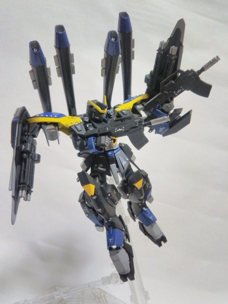 各武装は独自に可動、後方への攻撃も可能になったがパイロットへの負担も従来機を上回る