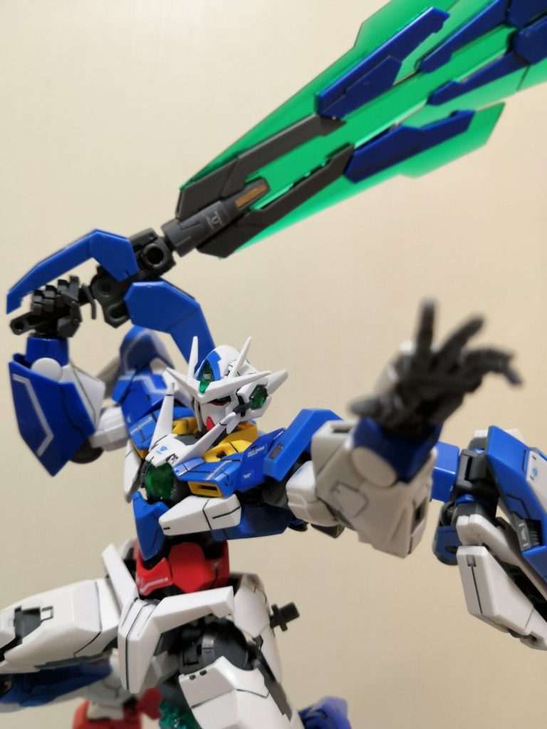 バカデカイソードですが片手で十分保持できるのがすごいです。
ウイングゼロはバックパックで横にボリュームがありましたが
ダブルオークアンタは
ソードを構えたときに縦にボリュームがすごいです。