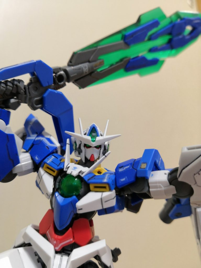 上半身のアップです。
塗装はせず、ガンダムマーカーでのスミ入れと
デカール貼りだけですが十分な仕上がり。