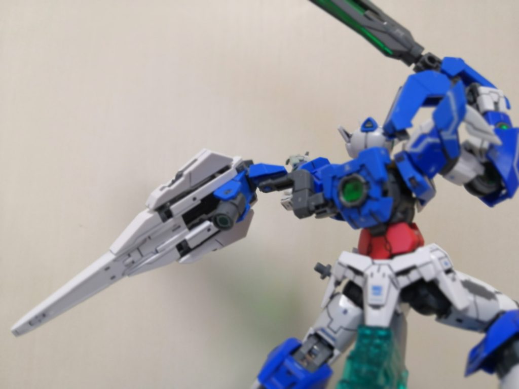 GNドライブ部は中にメタリックグリーンのデカール貼って
クリアグリーンのパーツをはめ込むことで
ものすごくリアルです。