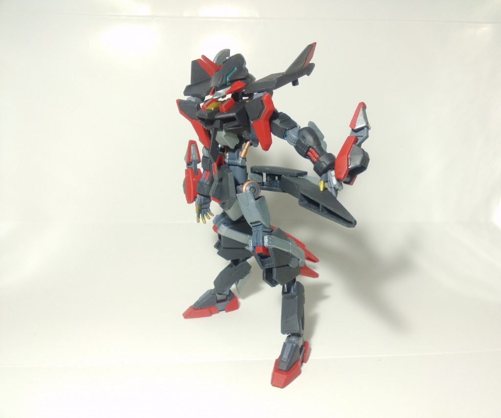 ## テールブースター
腰背部から伸びるパーツは展開が可能。
2関節で可動し、先端には燃料式スラスターが搭載されている。

## レッグブースター
脹脛に配置されている噴射型ブースター。
赤いパーツの展開度合によって収束・拡散の調節が可能である。
収束状態だと対装甲の破壊力を得るため、キックと同時に収束して噴射する事もある。