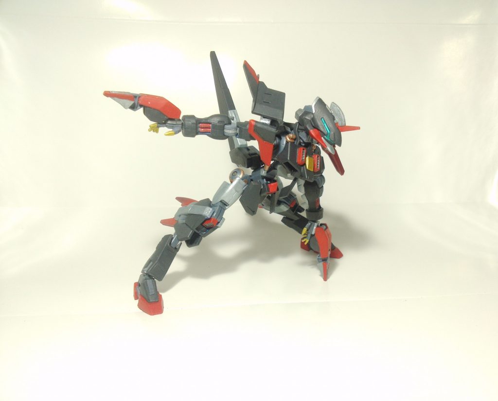 ## 手甲部クサビアーマー
手の甲に配置された可変部位。
地面に機体を固定する他、打突武器としての使用も出来る。

## ミスライトネイル(雷)
雷属性のミスライト鋼を鋳造した、マニピュレータ先端に配置される格闘爪。
単体でも帯電している。
胸部の雷魔石を通して魔力を増幅する事で、より強力な電撃を飛ばす事も可能。