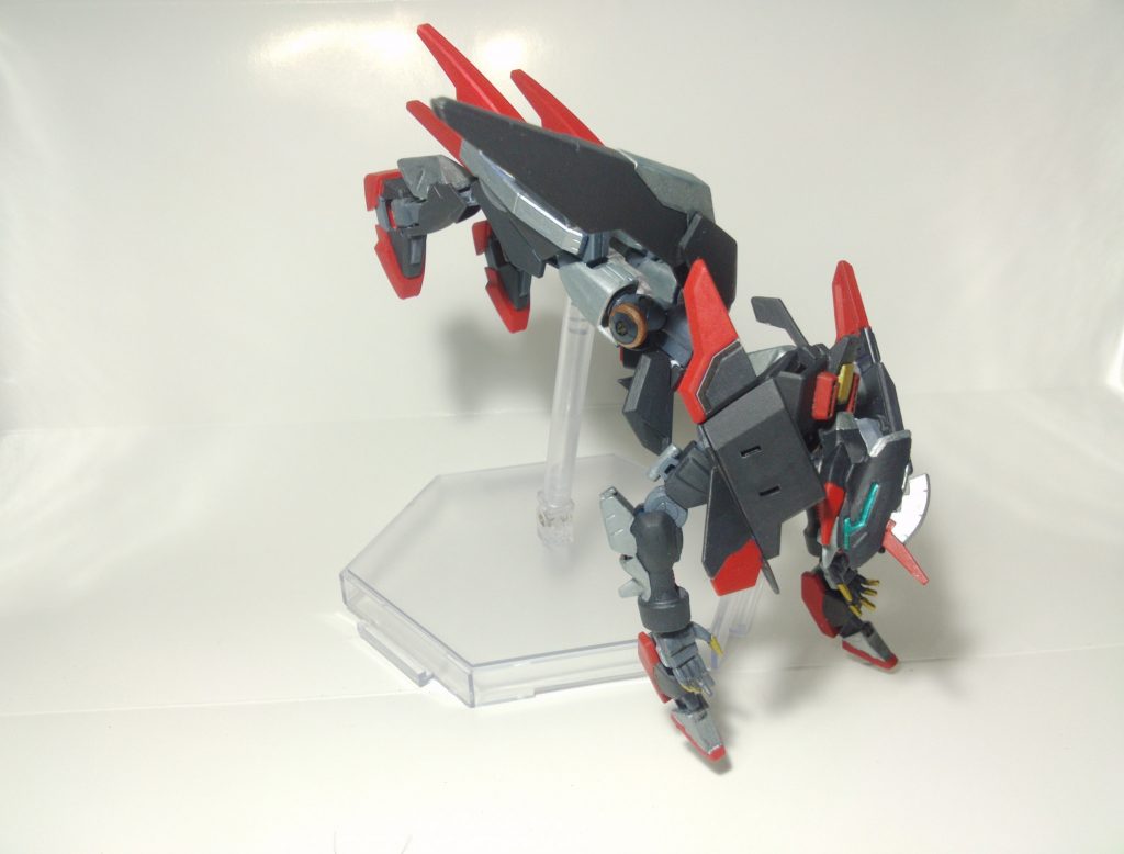 ## ビースト形態
当機体に隠されていた機能…というより、こちらが先に発見された形態である。
調査時に人型形態が判明した事によって、各形態に名前が付けられた。
実装目的としては、荒地などの*足場が不安定な地帯の走破*が挙げられる。
武器の類は一切使用不可になるため、前述の*レッグブースター収束噴射*で攻撃する場合が多い。