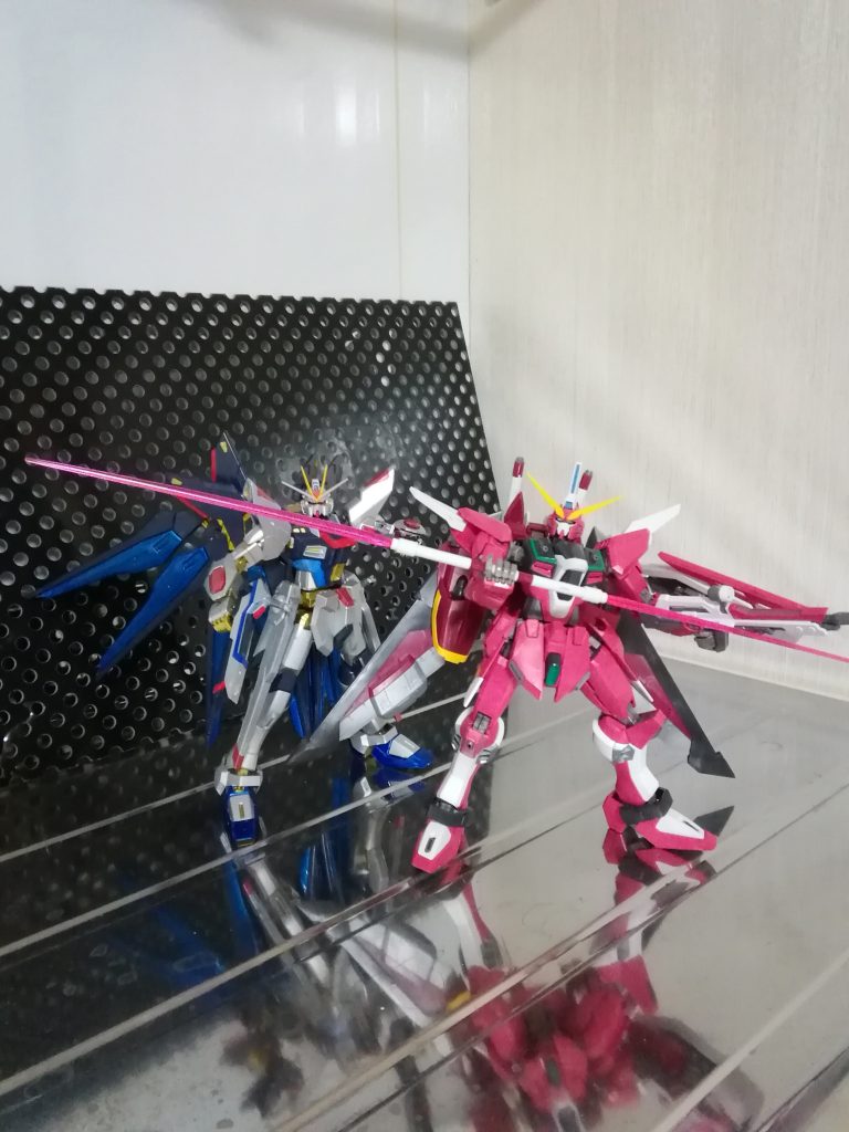 ストライクフリーダムガンダムとインフィニティジャスティスガンダム