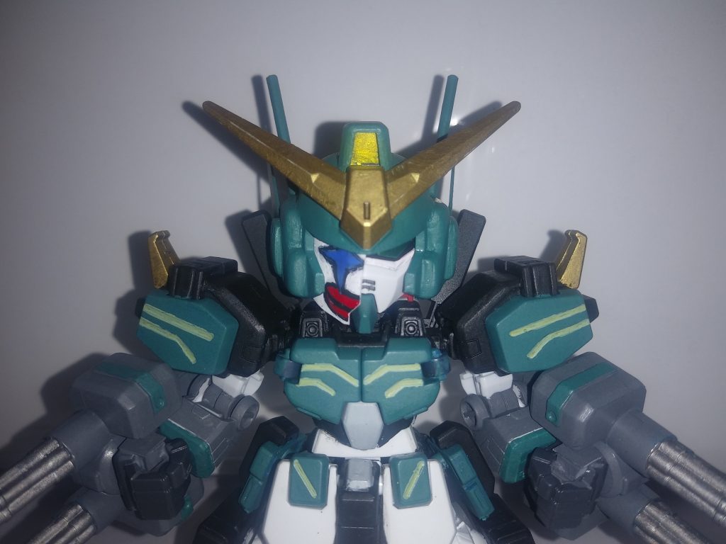 ピエロのマスクもプラ板を曲げて制作しました。取り外しも可能です。