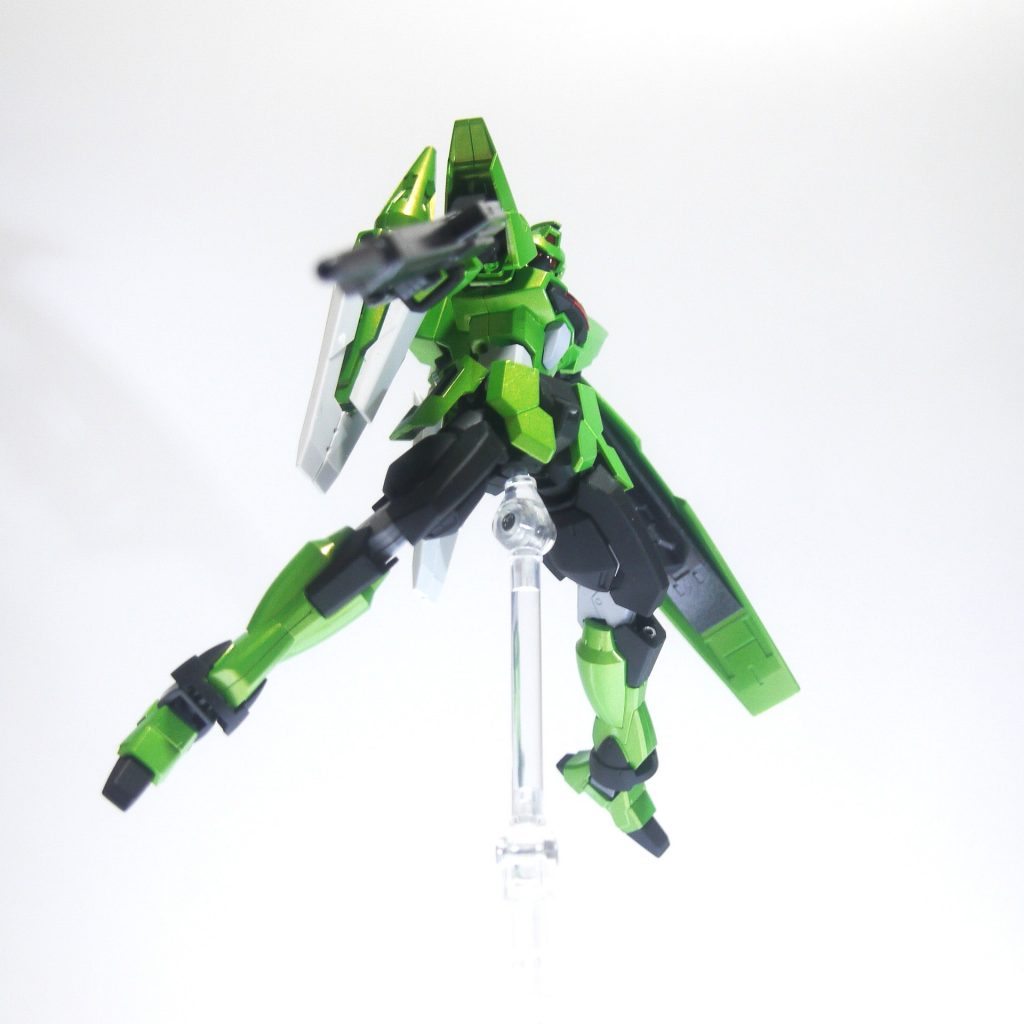 見下すようなポージングでも