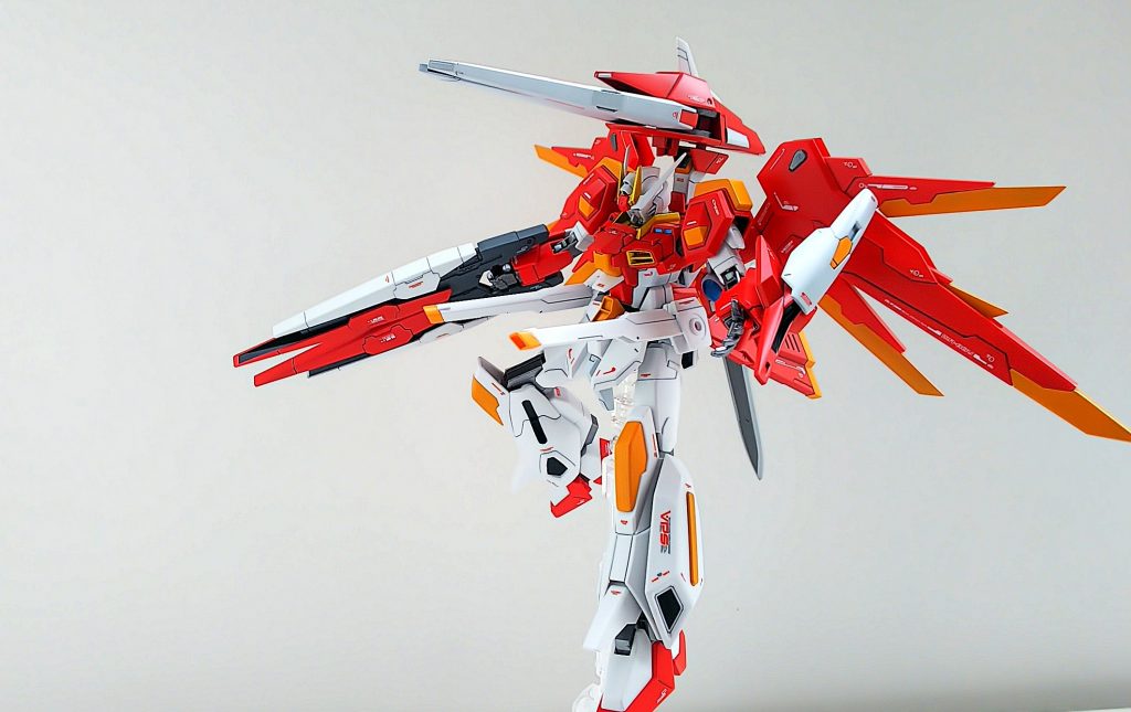 バックパックのドラグーンウェポンバインダーはスタビライザーとしての高速移動の補助いがいにビーム砲としても使えます！