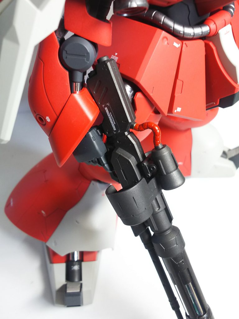 手首の造形がイマイチだったのでビルダーズパーツを使いました。武装の固定は真鍮線でガッチリ