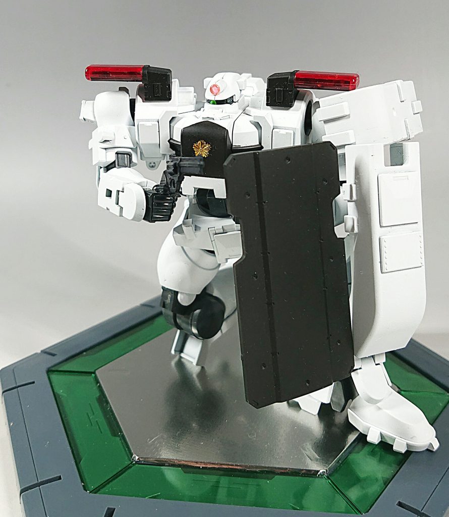 横から見るとちょっと間抜けな射撃姿勢ですが、正面からは肩の盾・腕の盾・足の盾でほぼ全面をガードしています