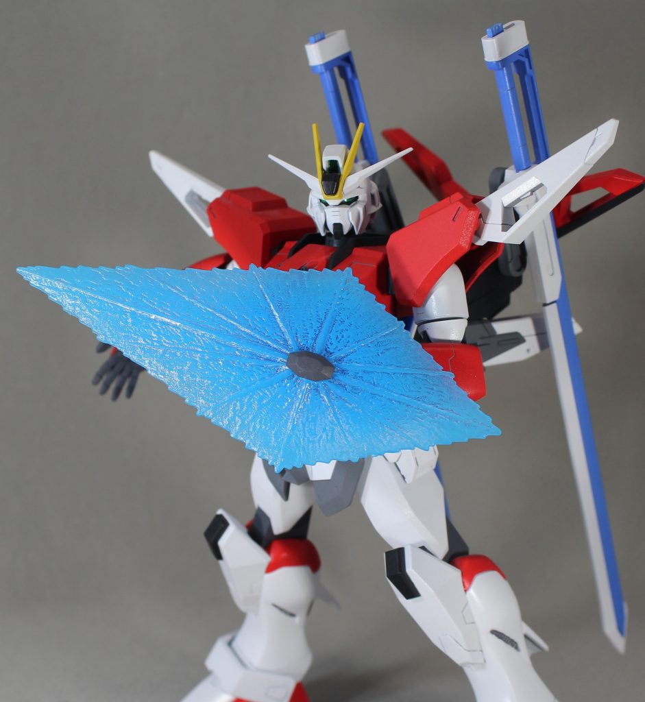 ビームシールドをつけました。通常の盾をつけないことで機体の軽量化と可動範囲の向上を狙っています。