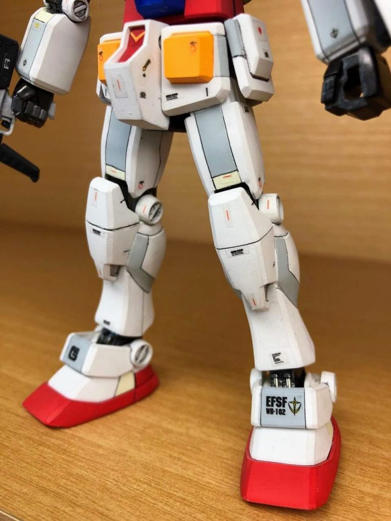 足首には太めの安全ピンを通しています。