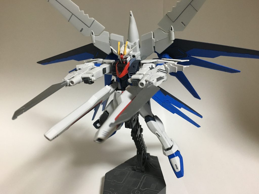 フルバーストモード。別名、全キャノン展開形態。最強ともいえる破壊力を発揮しつつ、複数の敵を同時かつ精密に狙撃可能なマルチロックオンシステムの能力が最大限に活かされる状態である。その制御にはハロなどといった人工知能によるサポートを必要とするほどの複雑な操作が必要とされ、搭乗者の技量によって複数の敵機を同時攻撃可能であるとされる。