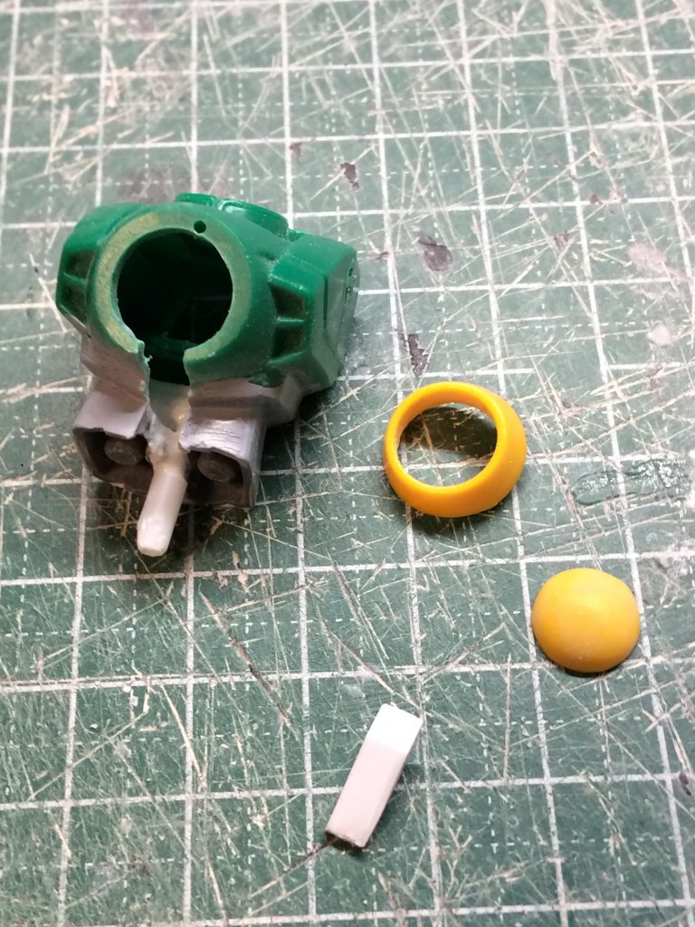 腹部はHGユニコーン(デストロイ)のものを幅詰めして馴染ませています。出っ張りは表面処理の邪魔だったので別パーツに。黄色いパーツはレンズ部分を切り離した後に透明樹脂に置換しています。