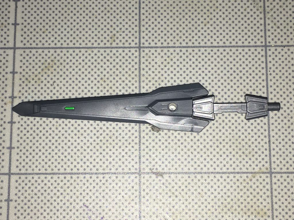 グラディウス・ドラグーンブレイド。無線誘導兵器の一種で、ハンタージャケットの上部に1つ搭載されている。実体の刃にビーム砲を2つ内蔵しており、さらにそこからビームの刃を展開することもできる。また、スラスターを多数内蔵しているため、大気圏の内外を問わずに無線誘導ができる他、有事の際には手に持って使用することもできる。