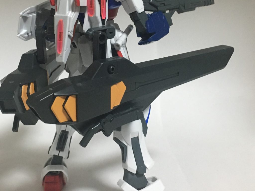 アメイジングキャノンはそのままでは取り付けられなかったので、事前にピンの部分をセロハンテープで補強している。