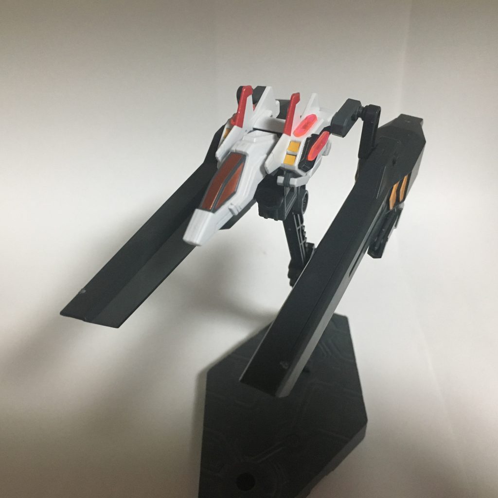 アメイジングユニバースブースター、正面。ストライクワイバーンの背面に取り付く支援機の一種。アメイジングキャノンとアメイジングナイフの他、ストライクワイバーンの活動時間を延長させるためのバッテリーをも搭載している。