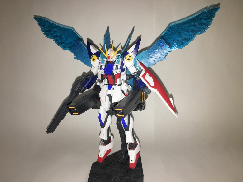 光の翼、正面。バッテリーの出力が上昇した際に背部に出現する翼で、巨大なビームサーベルと同じ性質を持ち、強力なバリアとしても機能する。普段は防御に特化することで電力消費を抑えているが、有事の際にはより高い電圧をかけることで攻撃にも使用できる。