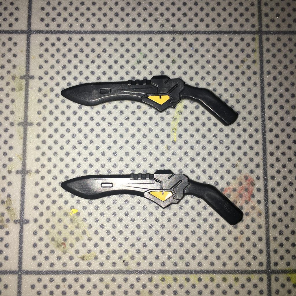 アメイジングナイフ。アメイジングキャノンの上部に収納されている格闘戦用の武器の一種。相手の対ビーム防御の上からでもダメージを与えることができる。また、相手の格闘攻撃を受け止められるよう、その刃には対ビーム処理が施されている。