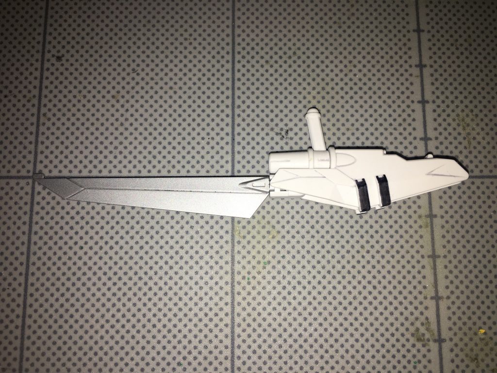 ビームライフル。ビームライフルと銃剣の特性を併せ持つ武器だが、銃口からビームの刃を発生させることもできる。また、銃剣の部分には対ビーム処理が施されており、相手のビーム攻撃を受け止めることも可能。