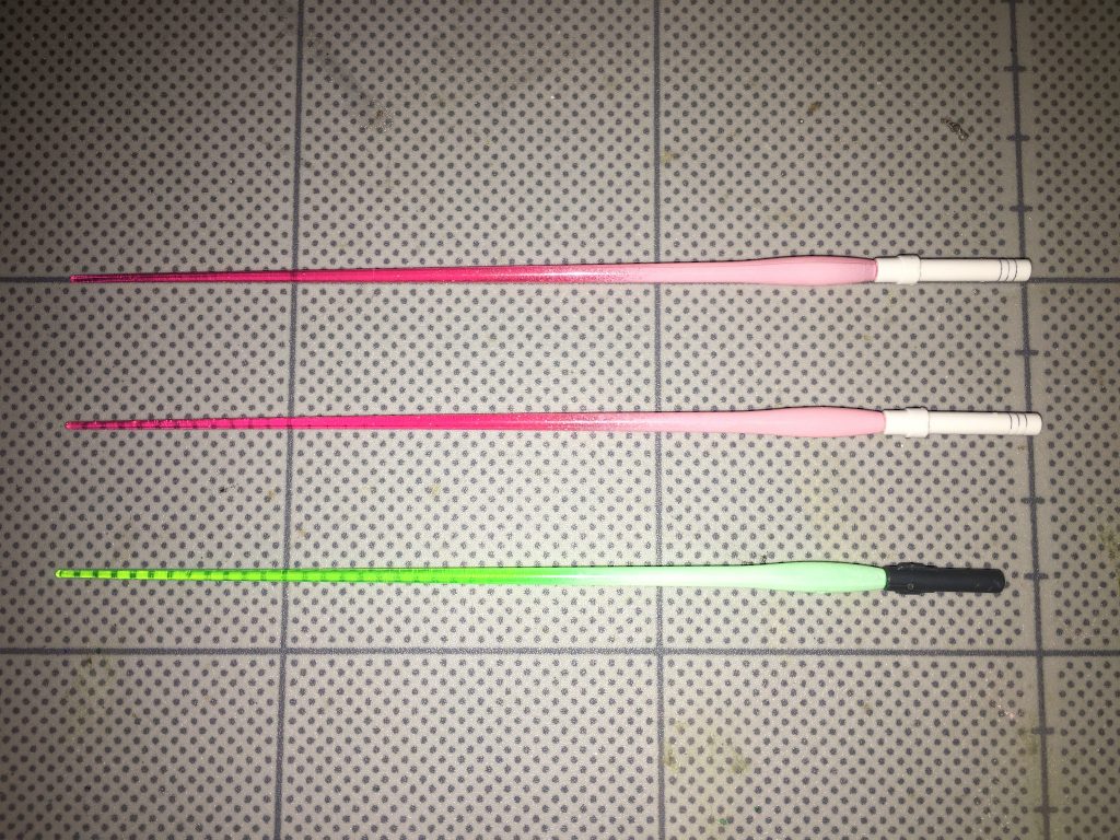 ビームサーベル。格闘用武装の一種。ストライクワイバーンは腰に2本、シールド内部に1本、合計で3本のビームサーベルを収納している。