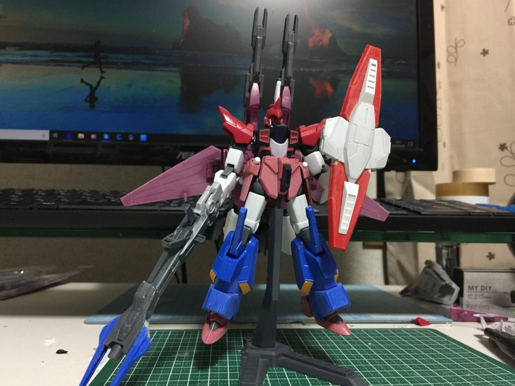 続いて制作工程です。
写真で見ての通り基本はジャスティスガンダムですね。
頭部はジャスティスをベースにエクシアダークマターのパーツを追加。
肩部をエクシアダークマター。
腕部は確かGバウンサー…？
脚はZZⅡとなっています。
あとはジャンクパーツを使い武装と盾を追加で制作してます。

今回は自分の中でのテーマとしてパテやプラ板をほぼ使わずミキシングのみで制作してみました。
自分の中ではドストライクにかっこいい機体に仕上がってと思っています(=∇=`)

あとは自分では初めての試みとしてデカールを貼ってみたり、少し多めにスジボリを追加しています。
あまりやらないことでしたので不慣れでしたがそこそこ満足いく結果になったと思っています。