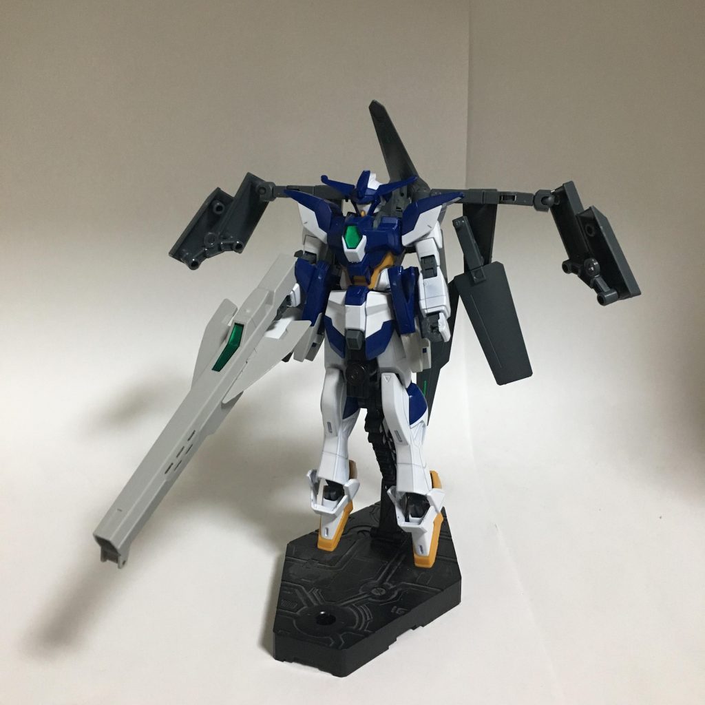 攻撃形態、正面。この形態では全ての武装が使用可能となる。