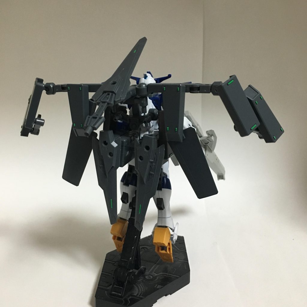 攻撃形態。背面。MS側だけでなく、ハンタージャケットにもプラズマエンジンが2基搭載されているため、空中での機動を妨げない。