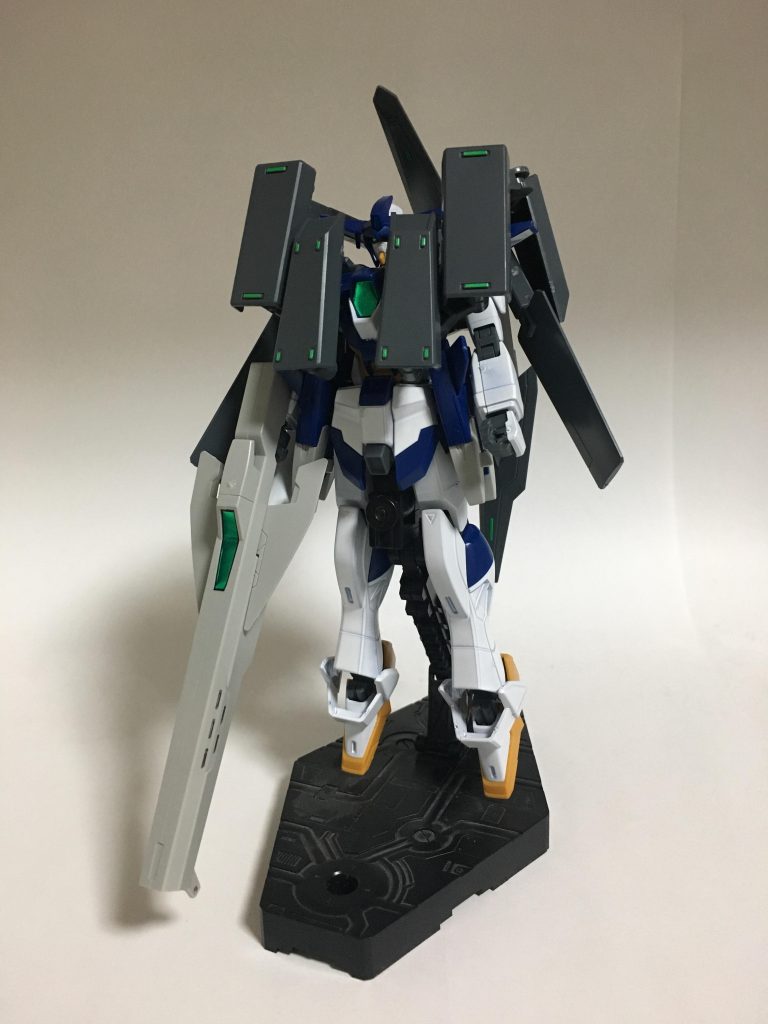 防御形態、正面。スクリーミングニンバスが使用可能となる形態。スクリーミングニンバスはハンタージャケットの装甲板の1枚1枚に内蔵されているバリアの発生装置であり、ビームと同じ性質を持つ粒子を散布し、ミラージュコロイドの技術を応用することで、球体状に展開する防御フィールドを形成する。また、防御した相手の攻撃が直接攻撃だった場合、その相手にダメージを与えることもできる。