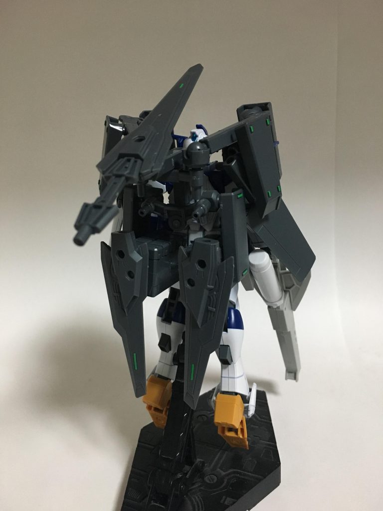 防御形態、背面。ハンタージャケットには装甲の材質としてラミネート装甲（対ビーム防御）が採用されており、スクリーミングニンバスを使わなくてもMS側のフェイズシフト装甲の存在もあり、圧倒的な防御力を発揮する。但し、一部の武装が使用できなくなる欠点が存在する。