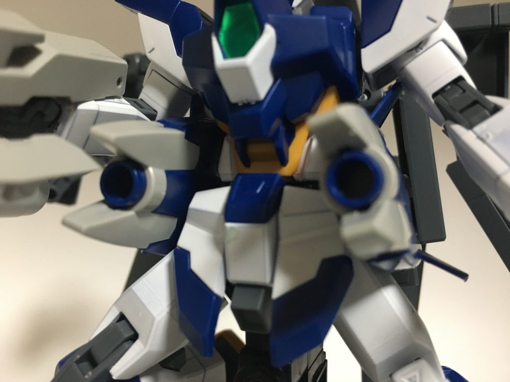 ビームキャノン。攻撃範囲と連射性に優れたビームを発射するキャノン砲で、腰に2基搭載されている。先述のバスターライフルとは使い分けられる。